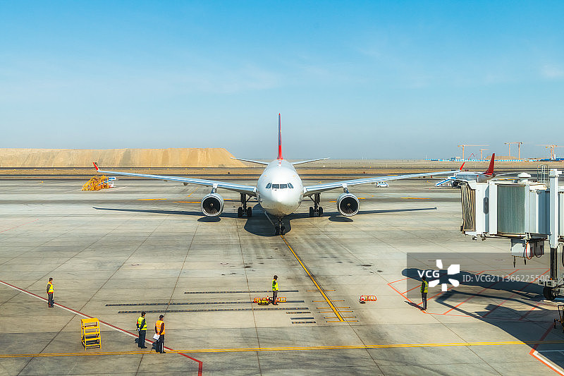 机场停机坪与飞机候机楼视角户外风光图片素材
