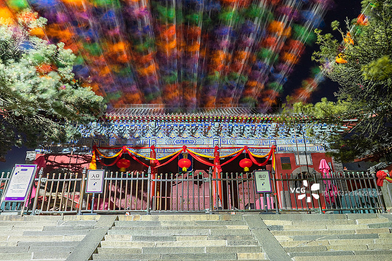 中国山东省泰安市著名旅游景点泰山风景区，玉皇顶上夜晚的碧霞祠图片素材