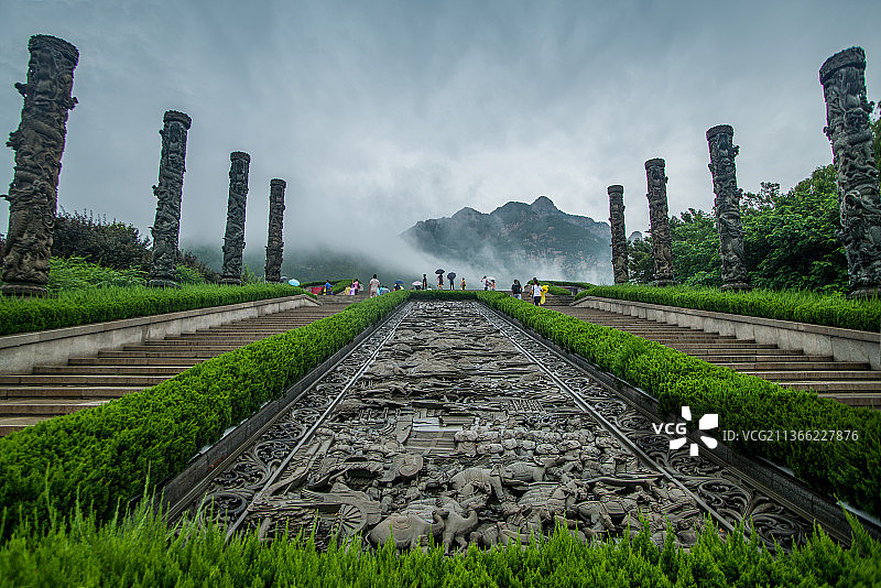 雨后泰山天外村广场图片素材