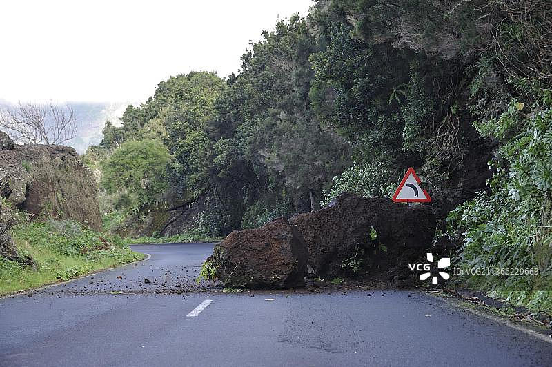 西班牙埃尔 Hierro 岛道路上的滑坡图片素材