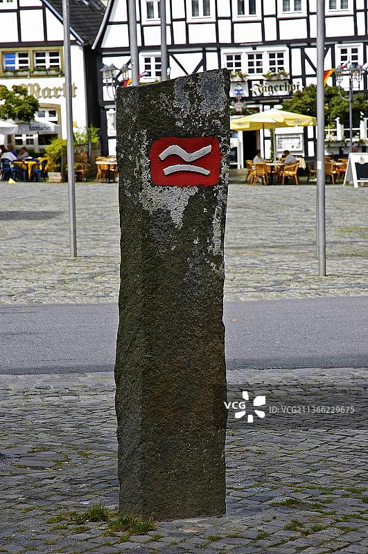 德国北莱茵-威斯特法伦州布里隆集市的石头柱子路标，徒步起点图片素材