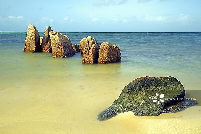 清晨，塞舌尔普拉兰岛格兰安斯海滩的 Granite 岩石长时曝光图片素材