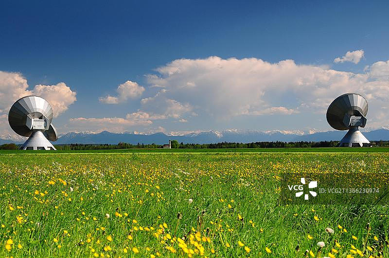 德国巴伐利亚州赖斯廷附近的圣约翰：地球站抛物面天线，背景是巴伐利亚阿尔卑斯山图片素材
