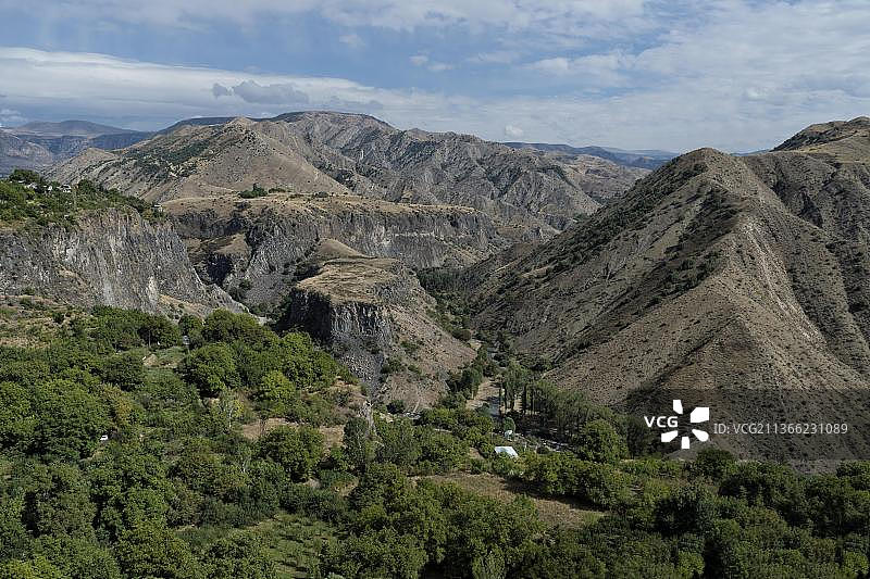 亚美尼亚科泰克省加尔尼周围的群山景色图片素材