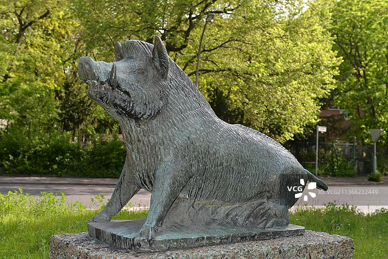 德国柏林维尔默斯多夫，野生野猪青铜雕塑图片素材