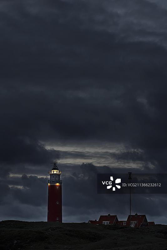 夜晚荷兰特塞尔岛瓦登海上带有灯笼光的艾尔兰灯塔图片素材