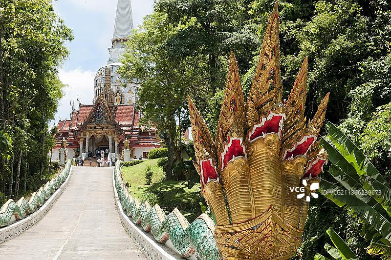 泰国邦良寺的多头眼镜王蛇那伽雕像图片素材