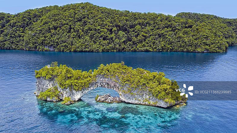 帕劳泻湖岩石拱门，无人机拍摄，密克罗尼西亚，澳大利亚，大洋洲图片素材