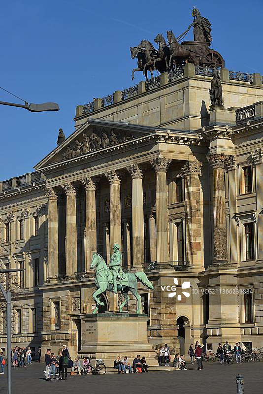 弗里德里希·威廉公爵骑马雕像，德国不伦瑞克图片素材