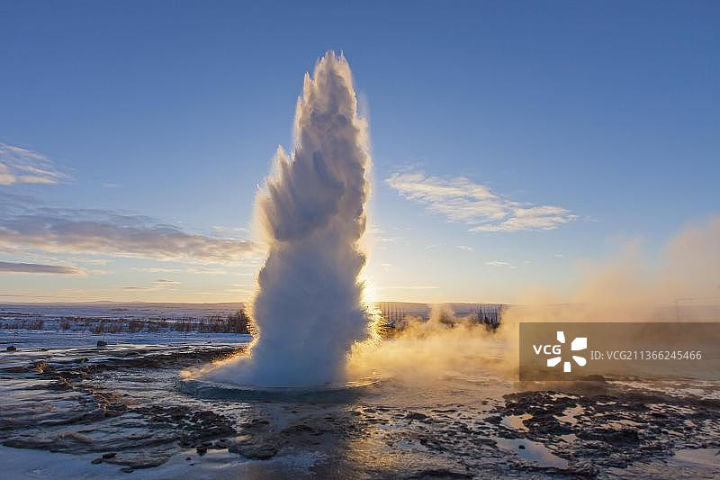 Strokkur间歇泉喷发，位于冰岛南部Haukadalur地热区Hvita河畔图片素材