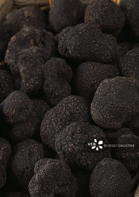 佩里戈尔松露（块菌），法国洛特省拉尔本克市场的蘑菇图片素材