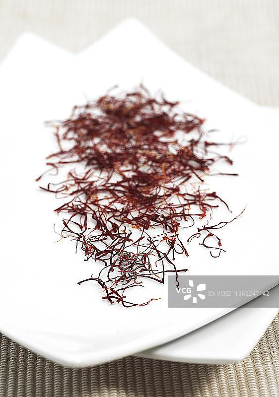 盛放藏红花（番红花）花柱头的盘子图片素材