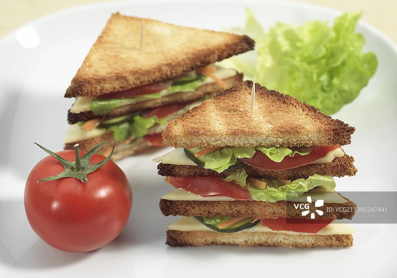 快餐俱乐部三明治配生菜和番茄图片素材