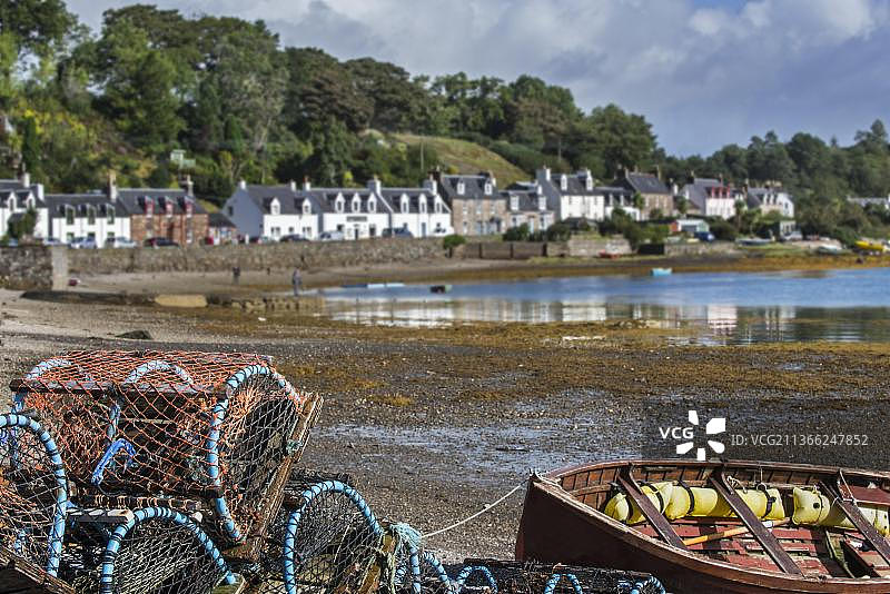 堆叠的龙虾陷阱，位于英国苏格兰高地普洛克顿港码头图片素材