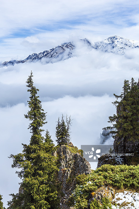 天山雪山与天池 ——新疆   昌吉州  阜康市图片素材