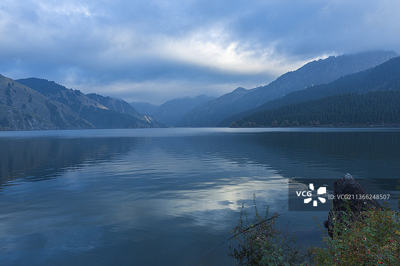 天山雪山与天池 ——新疆   昌吉州  阜康市图片素材