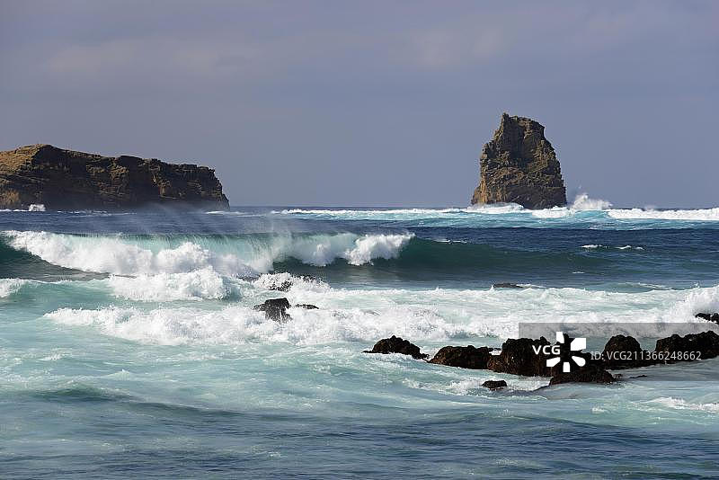 葡萄牙亚速尔群岛皮库岛的岛屿景观海浪图片素材