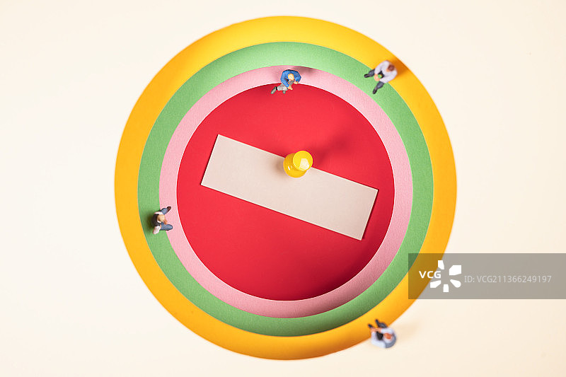 用卡纸叠成的一层一层彩色圆洞中间用图钉钉着的纸条图片素材