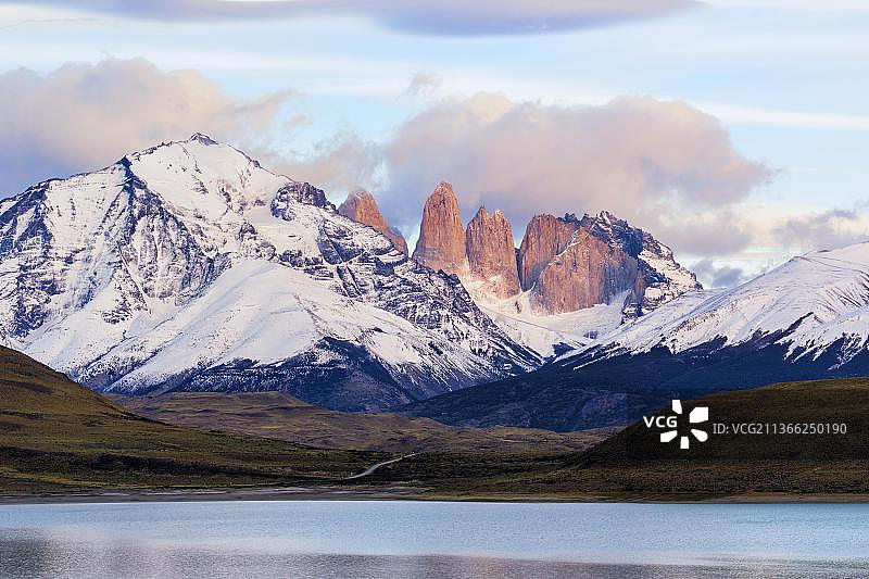 百内国家公园的百内角峰和托雷峰，智利巴塔哥尼亚，南美洲图片素材