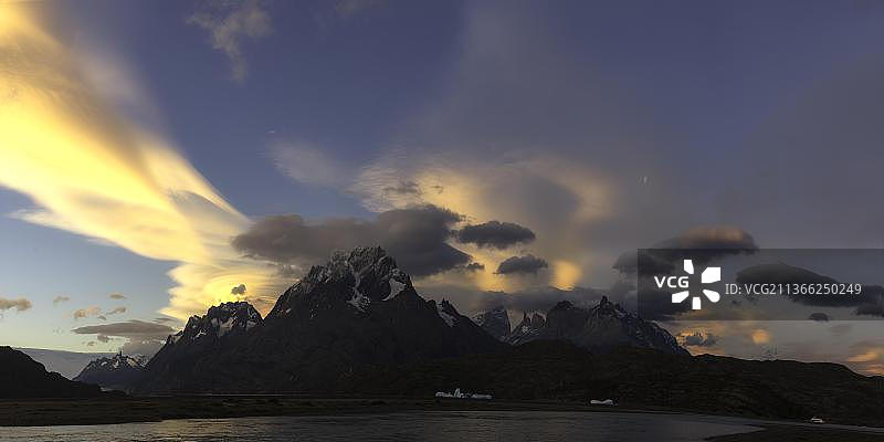 智利百内国家公园百内角峰和灰色湖日落图片素材
