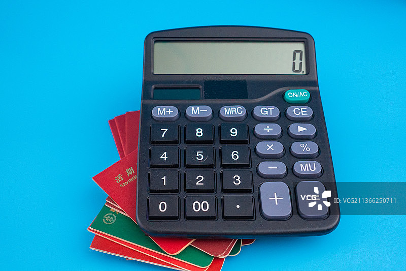 计算器与存折图片素材