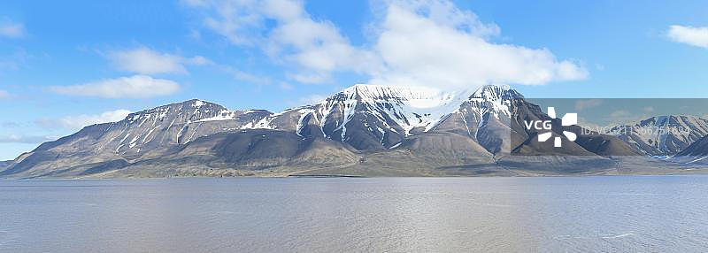 挪威斯匹次卑尔根群岛朗伊尔城伊斯峡湾和雪山图片素材