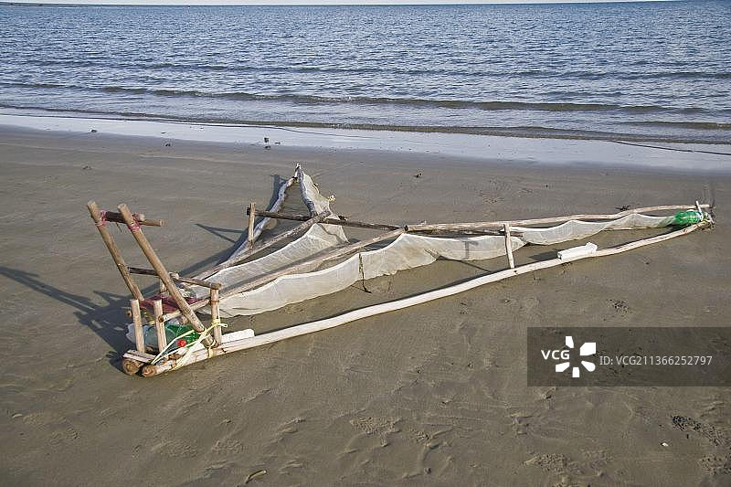 菲律宾巴拉望岛海滩上的手推网捕捞虱目鱼苗，用于鱼塘养殖图片素材