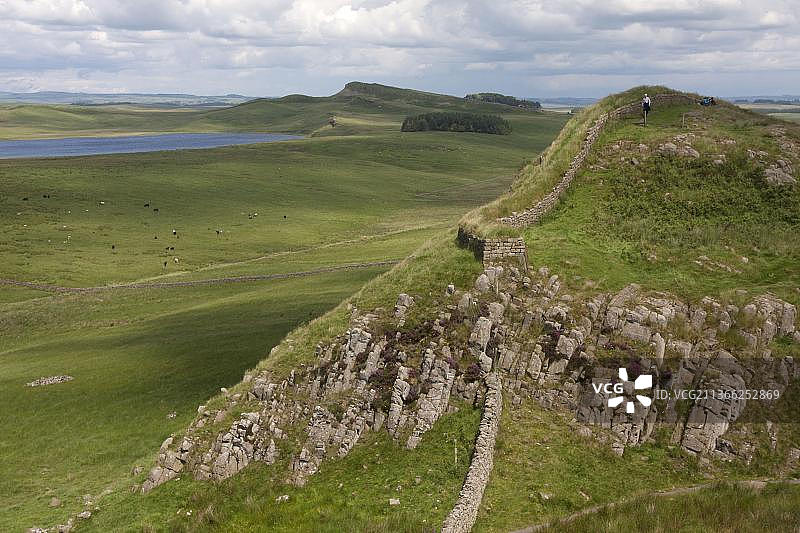 荒原和湖泊的景色，有罗马防御工事的遗迹，哈德良长城，位于克拉格湖和霍斯泰兹之间，途经第37号里程碑，诺森伯兰国家公园，诺森伯兰，英格兰，英国，欧洲图片素材