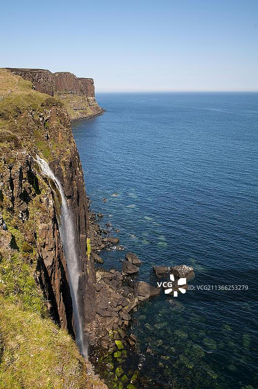 苏格兰斯凯岛基尔特岩瀑布海岸线风光图片素材