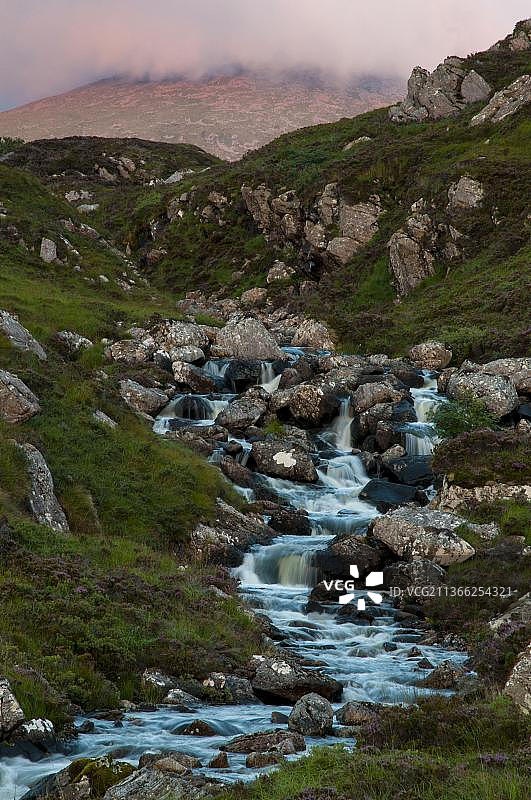 黄昏时分，苏格兰高地伊桑加布瀑布的河道栖息地景观图片素材