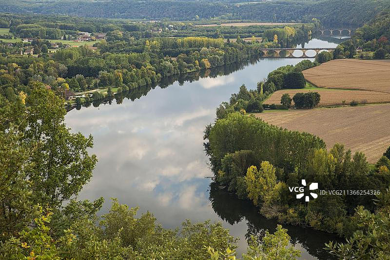 多尔多涅河在辛格尔·德·特雷莫拉特的大河曲和洪泛区景观图片素材