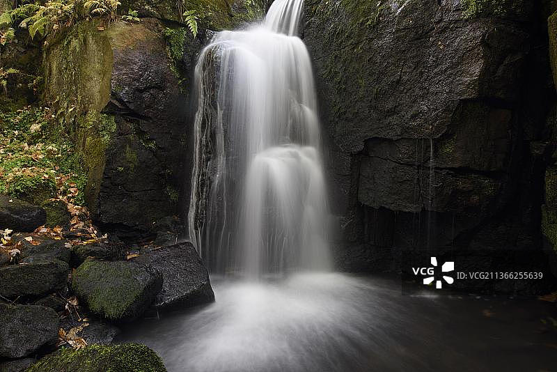 英国德比郡峰区国家公园Lumsdale Valley峡谷瀑布图片素材