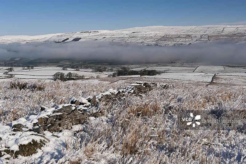 覆盖着积雪的上温斯利代尔，靠近霍斯，俯瞰阿伯茨赛德。英国北约克郡图片素材