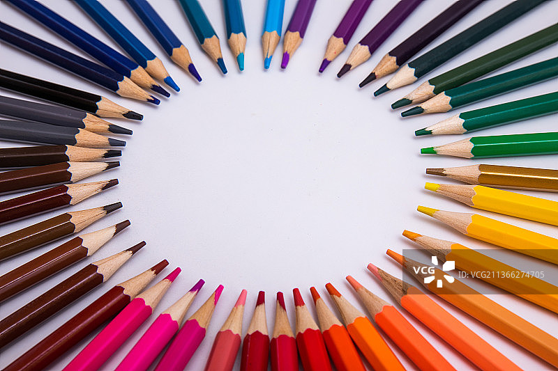 形态各异的彩色铅笔，设计感，手持铅笔，边框，五颜六色的彩笔图片素材