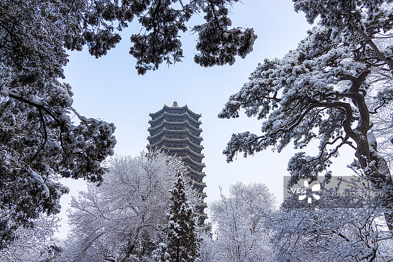 雪后的北京大学博雅塔图片素材