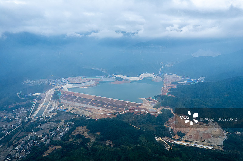 雨雾天的广东省阳江抽水蓄能电站下库图片素材