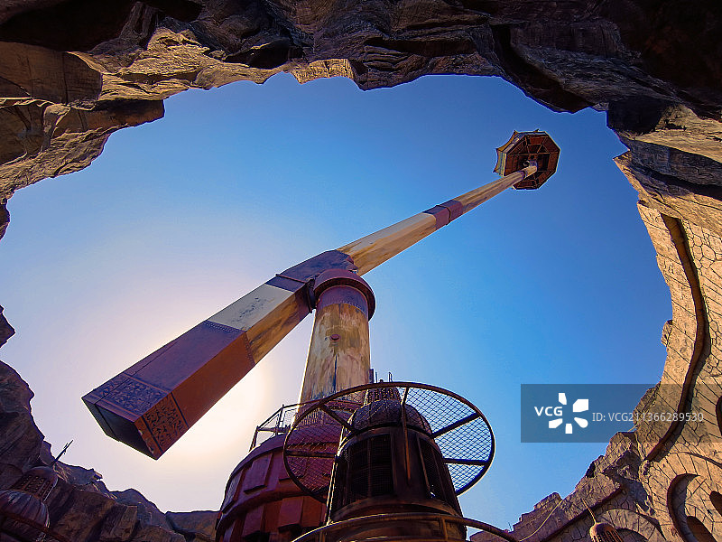 晴朗的天气，北京欢乐谷主题乐园里，亚特兰蒂斯区水晶圣城巨大的矿井架，充满科幻感和魔幻感的景象。图片素材