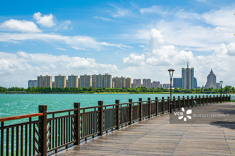 浙江桐乡风光  嘉兴桐乡市区城市建筑风光 桐乡凤凰湖公园景观 城区住宅小区 城市环境 亲水平台图片素材