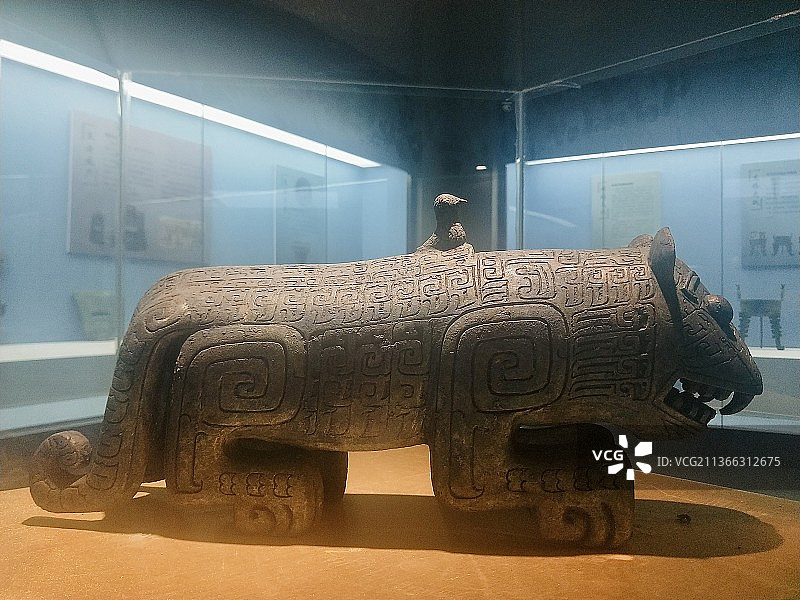 江西省新干县大洋洲青铜博物馆内的商代伏鸟双尾青铜虎图片素材