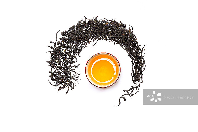 白背景上茶叶摆放的造型，紫砂壶，茶水，茶杯，茶文化图片素材