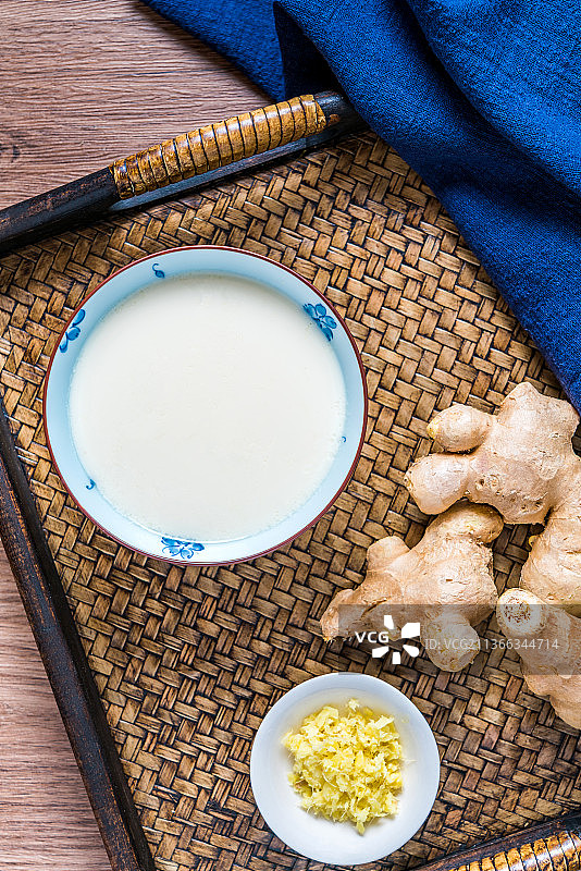 传统广东粤式甜品姜撞奶图片素材