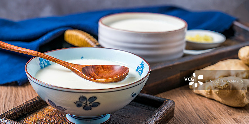 传统广东粤式甜品姜撞奶图片素材