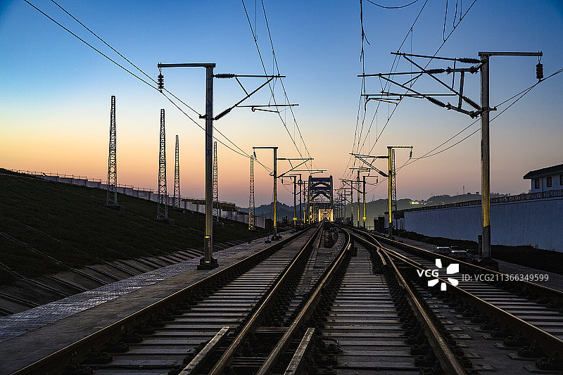 在黄昏中延伸的铁轨——成贵高铁线图片素材