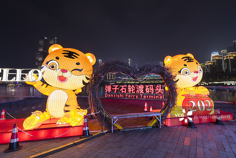 重庆南滨路弹子石老街广场的虎年生肖灯饰图片素材