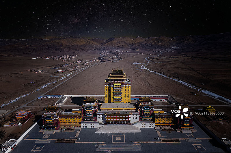 星空下的各莫寺图片素材