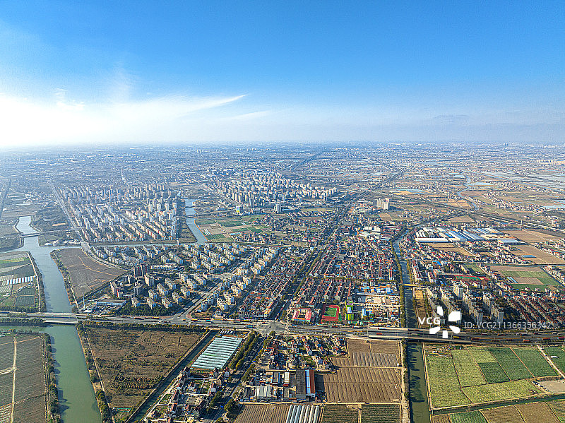 泥城镇社区美丽乡村鸟瞰·新元南路·南芦公路·S2沪芦高速·临港新片区·上海浦东图片素材