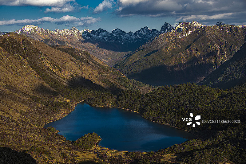 雪山下的小天池图片素材