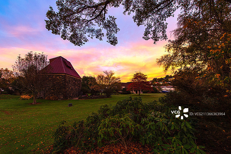 朝霞满天映小镇图片素材