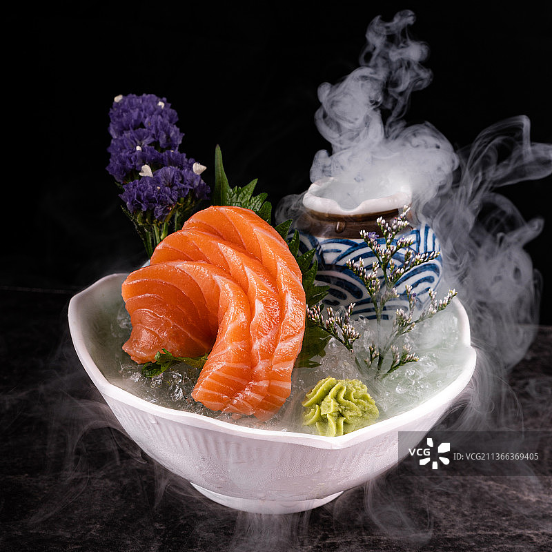 黑色背景下的三文鱼刺身海鲜特写镜头图片素材