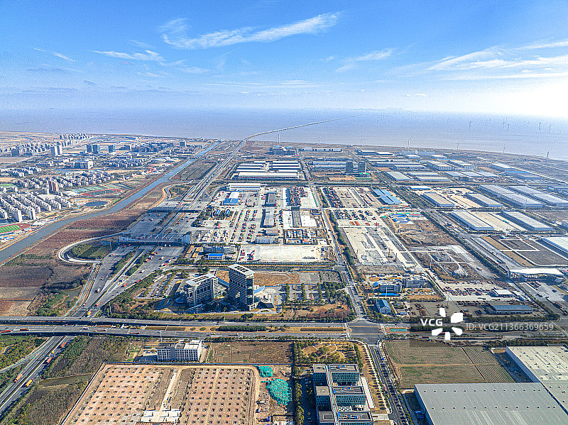 东海大桥与自贸区物流园·洋山特殊综合保税区1号卡口·沪芦高速·顺祥路跨线桥·临港南汇新城·上海浦东图片素材